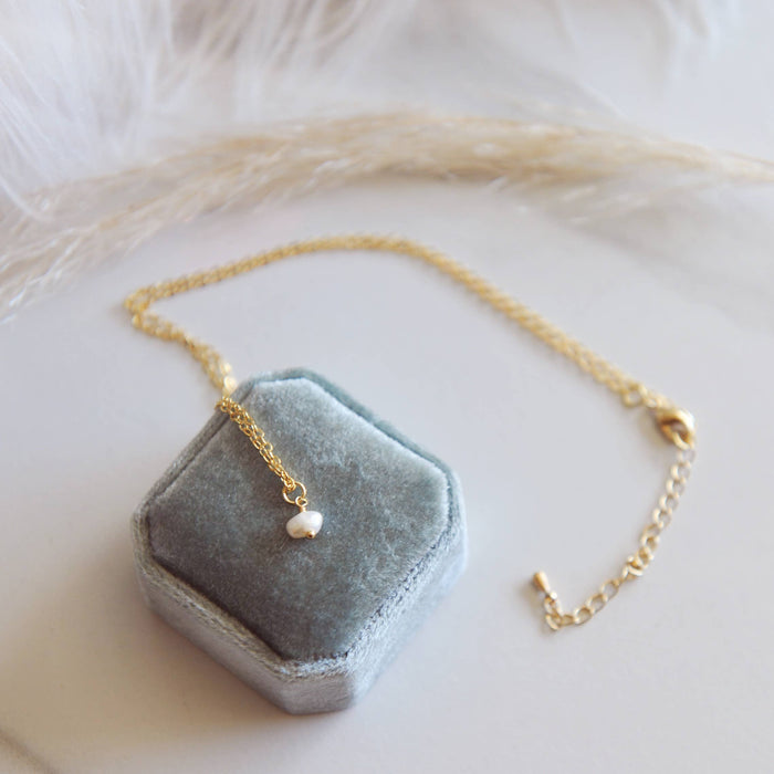 OH SO LOVELY Dainty pearl necklace, saylor
