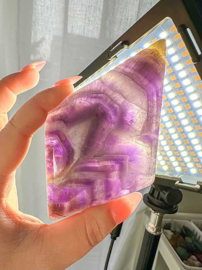 Chevron Amethyst Diamond on Stand (42D)